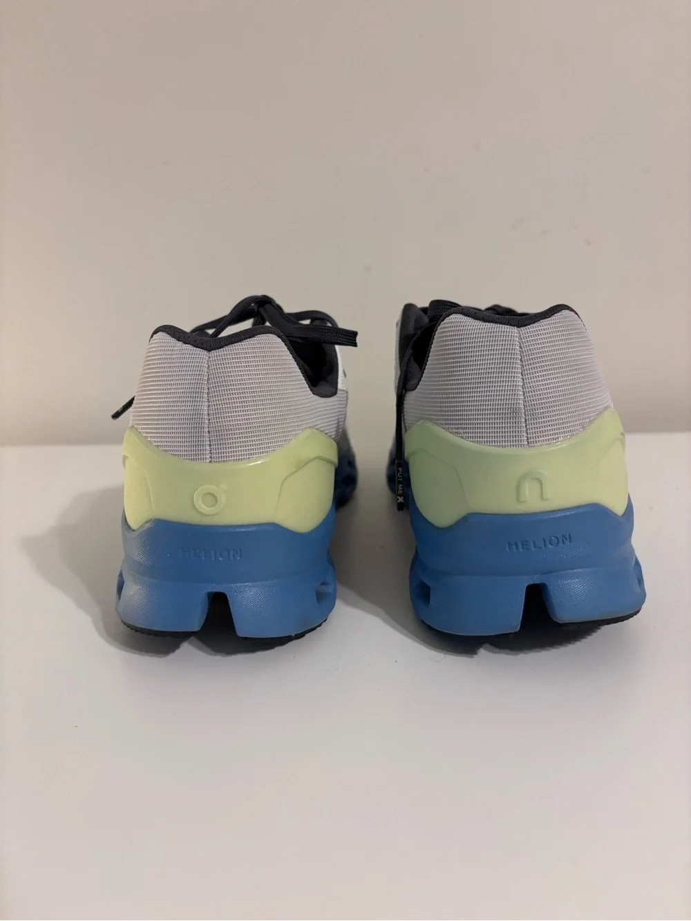 On Cloudstratus Men’s Running Shoes Frost Niagara Blue White Size 9.5